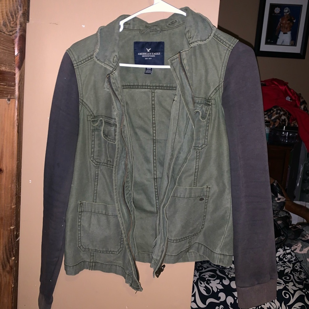 Army green pocketed jacket
